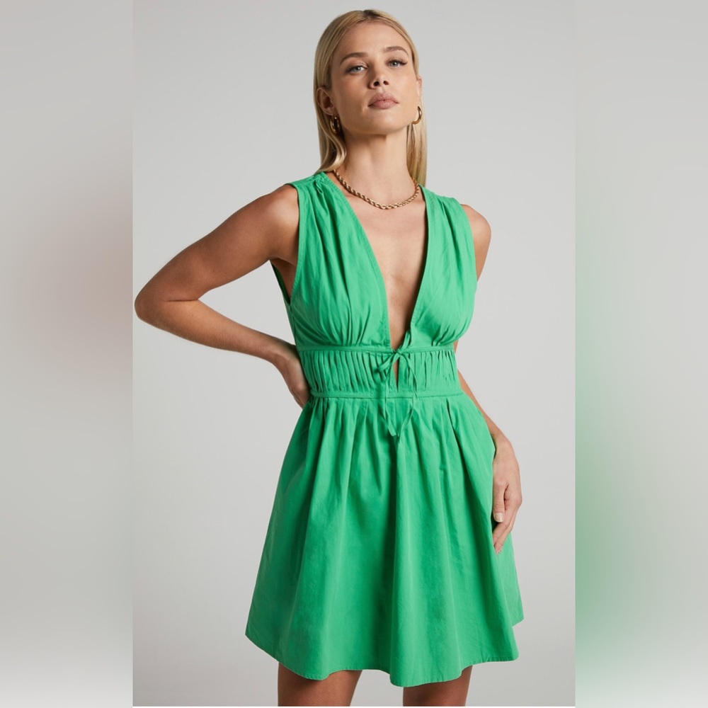 HAYDIE BANDAGE MINI DRESS - PLUNGE NECK PLEAT DETAIL DRESS IN GREEN